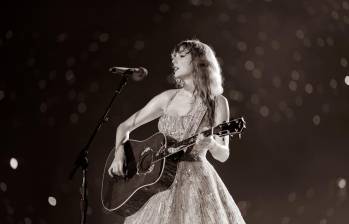 Taylor Swift en un concierto en Singapur, donde se presentó en seis shows en marzo de 2024. Foto Tomada de X - @taylorswift13.
