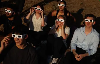 Centenares de personas equipadas con lentes de protección siguieron el eclipse en Lodoso, cerca de Burgos, y estallaron en vítores cuando la oscuridad alcanzó su punto máximo. FOTO GETTY