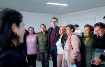 El ministro de Cultura, Juan David Correa y algunas de las madres de los ‘falsos positivos’. Foto cortesía Colprensa