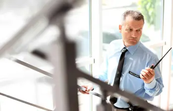 Las personas interesadas en aplicar a las ofertas de empleo en vigilancia y aseo, deberán registrarse en Magneto Empleos. FOTO: SHUTTERSTOCK