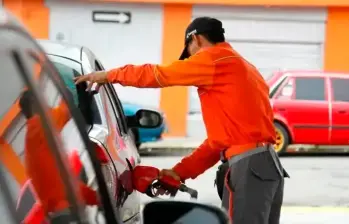 Gasolineras advierten que tendrán que ajustar su planta de personal. FOTO COLPRENSA. 
