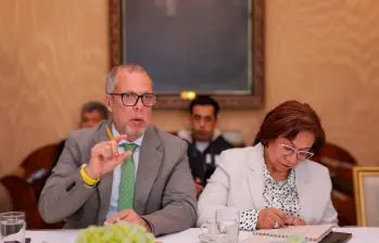 Villavicencio (derecha) asumió transitoriamente en reemplazo de la saliente canciller Laura Sarabia, que renunció justamente en medio de diferencias por la contratación alrededor de los pasaportes. FOTO: PRESIDENCIA
