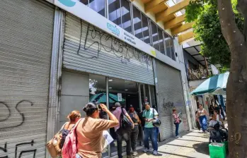 Fotografía de fachada de la EPS Savia Salud en el centro de Medellín. FOTO Camilo Suárez. 