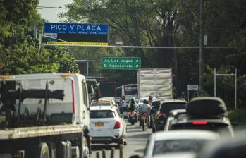 Una de las vías de la ciudad donde se anuncia el Pico y Placa. Foto: Andrés Camilo Suárez Echeverry.