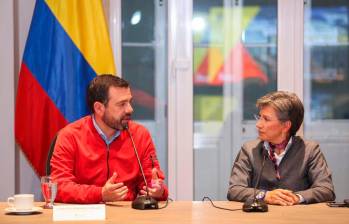 El alcalde electo, Carlos Fernando Galán, y la alcaldesa, Claudia López, durante la reunión este lunes. FOTO: Cortesía