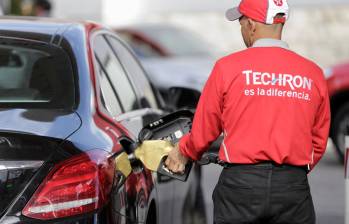 A través de X el presidente Gustavo Petro y el ministro de Minas, Edwin Palma, anunciaron la próxima rebaja de los precios de la gasolina. FOTO Julio Herrera