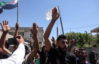 La gente celebra en un barrio habitado por beduinos, en Sweida, tras la llegada de miembros de las fuerzas de seguridad de Siria tras los enfrentamientos entre tribus beduinas y combatientes drusos. FOTO: AFP.