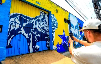 El reto de esta iniciativa es que el arte conviva con los oficios tradicionales y las familias que llevan décadas en el sector y que la gente recorra la zona. En la imagen el mural en homenaje a don Carlos Peláez. FOTO Esneyder Gutiérrez