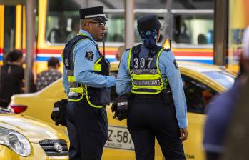 Imagen de referencia de unos agentes de tránsito durante un control vial. Foto: EL COLOMBIANO