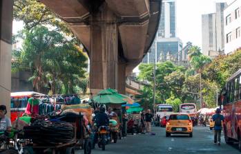 En los bajos del metro, principalmente entre las estaciones Prado y Alpujarra, en el centro de Medellín, se estarían viendo menores transportando estupefacientes bajo las órdenes de estructuras criminales. FOTO: Esneyder Gutiérrez