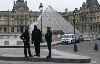Policías custodian el Museo del Louvre tras el robo de joyas de valor incalculable ocurrido la mañana del 19 de octubre de 2025 en París. FOTO: AFP.