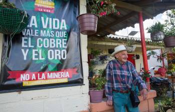 Porfirio Garcés, de 86 años, es uno de los 11 campesinos imputados por oponerse a un megaproyecto minero que divide a Jericó hace más de una década. FOTO JULIO CÉSAR HERRERA