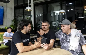 Israel Ramírez junto a su padre y su intérprete. FOTOS Camilo suárez