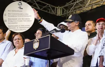 El mandatario aseguró que, en caso de que la Corte Constitucional tumbe el ‘decretazo’, buscará recoger ocho millones de firmas para volver a presentar la consulta popular. FOTO: Presidencia