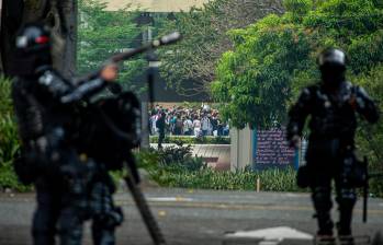 La Policía antimotines tuvo que hacer presencia en la Universidad de Antioquia el pasado lunes para controlar la situación. FOTO: Archivo El Colombiano