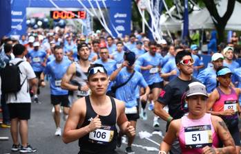 Carrera de atletismo Asics Golden Run 2025 en Medellín. Foto: MCM OPERADOR EVENTOS @eventos_mcm
