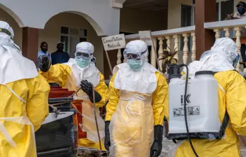 Hasta ahora se han registrado más de 1.077 casos sospechosos de ébola desde que se declaró el brote el 15 de mayo y 246 muertos. FOTO: Agencia Xinhua