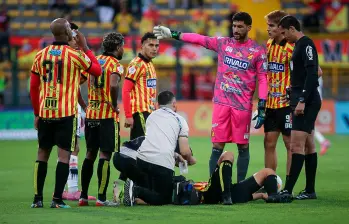 En este momento a varios futbolistas de la plantilla profesional del Pereira les adeudan varios meses de sueldo, por lo que tomaron la decisión de no competir y el equipo debió jugar con deportistas juveniles. FOTO COLPRENSA
