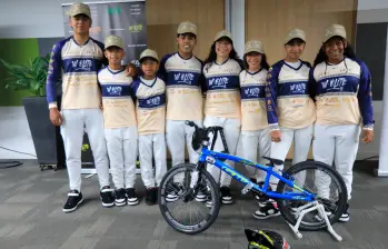 Thomas Táquez, Lorenzo Idárraga, Jhoel Quinto, Juan José Arango, Mariana Peña, Isabella García, Antonella Puyo y Sharick Salguero, los integrantes del equipo W Élite para la temporada 2025. FOTO ESNEYDER GUTIÉRREZ