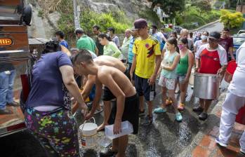 Reparto de agua durante una interrupción del servicio de acueducto en el Aburrá.. Foto: EL COLOMBIANO