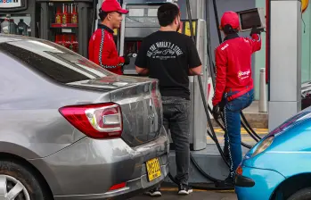 La Unión Gremial “Somos Uno” estima que la gasolina corriente acumularía un incremento de $1.942 por galón si la reforma tributaria es aprobada. FOTO 
