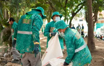 Recolección de basuras y escombros en las zonas más afectadas por esta problemática en la ciudad. FOTO Cortesía Alcaldía de Medellín.