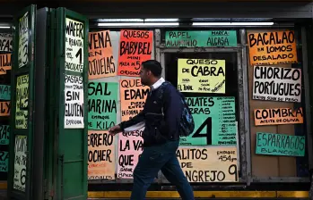 En Venezuela hay una tasa oficial, la del Banco Central de Venezuela (BCV), fijada por el gobierno. A inicios de enero de 2026, rondaba los 304 bolívares por dólar, con variaciones hacia 308 y 330. FOTO: AFP.