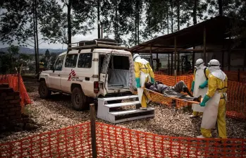 Trabajadores de salud atienden a un paciente en un centro médico en República Democrática del Congo, en medio del nuevo brote de ébola. FOTO: AFP.