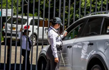 La reducción de la jornada a 42 horas y el aumento del recargo dominical ya generan ajustes operativos en varios sectores de la economía. FOTO: JUAN ANTONIO SÁNCHEZ