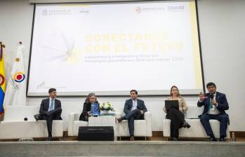 Carlos Andrés Rodado Grijalba, jefe de la Unidad de Análisis de Información - DIARI; Natalia Gaviria Gómez, PhD. Profesora de la UDEA; Demian Gil Marino, líder regional de Copilot en Microsoft; Johanna Pimiento Quintero, gerente de Transformación Digital del Consejo Superior de la Judicatura; Juan Carlos Cortés González, magistrado de la Corte Constitucional. fotos: EL COLOMBIANO. 