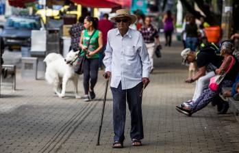 Un estudio en casi 300 adultos con alto riesgo de desarrollar esta enfermedad neurodegenerativa revela que andar entre 5.000 y 7. 500. Foto: Camilo Suárez