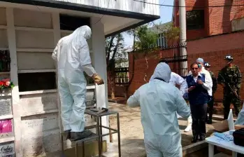 Los restos del cura guerrillero Camilo Torres fueron exhumados de un cementerio de Bucaramanga. Su estudio tomó dos años, para esclarecer la identidad de forma plena. FOTO: COLPRENSA.