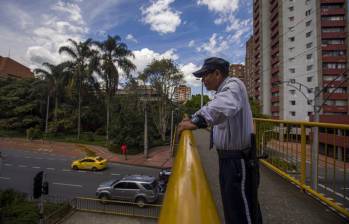 El aumento del salario mínimo fue del 23,7%, pero gremios de aseo y vigilancia calculan que el impacto total supera el 30% por efectos regulatorios. FOTO camilo suárez