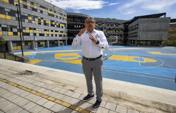 El exdirector de Sapiencia Carlos Alberto Chaparro, uno de los llamados por la Personería, en una de las sedes de la entidad. Foto: Manuel Saldarriaga Quintero