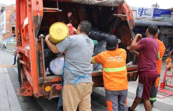 Estas personas hacen pedagogía sobre la correcta disposición de los residuos en la ciudad. FOTO: CORTESÍA ALCALDÍA DE MEDELLÍN