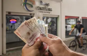 Durante este 2025, el peso colombiano ha mostrado una apreciación cercana al 14% frente al dólar, alcanzando una de las valorizaciones más altas entre las monedas emergentes. Foto: Archivo Carlos Velásquez