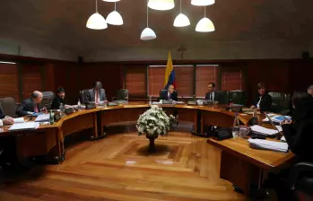 Magistrados de la Corte Constitucional discutiendo en la Sala Plena. FOTO: COLPRENSA.