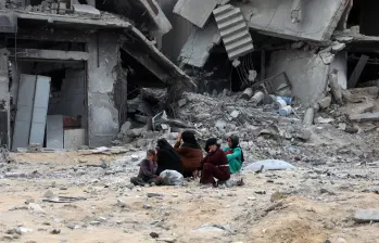 A pesar del acuerdo de alto el fuego que rige desde el 10 de octubre, 45 palestinos murieron el domingo en ataques israelíes, según la Defensa Civil de Gaza. FOTO: Xinhua