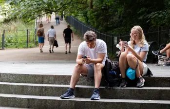La idea de este grupo es que dejemos el celular al salir a la calle y se puedan disfrutar de otras cosas, no estar siempre pegados a la pantalla. FOTO Getty