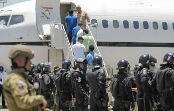 Los 252 migrantes venezolanos deportados y retenidos por Estados Unidos en el Centro de Confinamiento del Terrorismo (Cecot) de El Salvador, abordando una aeronave, en El Salvador, para ser liberados y enviados a Caracas. FOTO: Xinhua/Presidencia de El Salvador