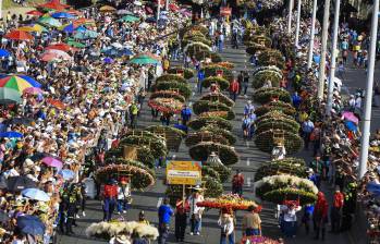 Los icónicos desfiles llenan de color y tradición las calles de Medellín durante el cierre de la Feria de las Flores. FOTO EL COLOMBIANO