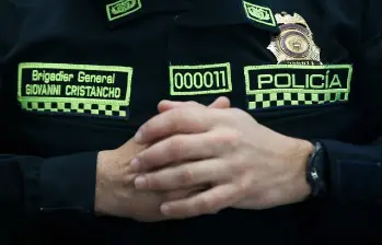 Las autoridades inspeccionaron el centro comercial Colors 61 tras el robo y el tiroteo que dejó un herido. FOTO: Colprensa