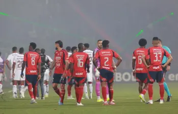Los futbolistas del cuadro rojo, así como los convocados por Leonardo Jardim en el elenco brasileño, salen de la cancha del Atanasio Girardot en medio de los desmanes del 7 de mayo pasado. Foto: Manuel Saldarriaga