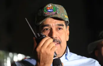Imagen proveída por la Presidencia de Venezuela del presidente venezolano, Nicolás Maduro, hablando por radio de intercomunicación durante la activación del Plan Independencia, en Ciudad Caribia, en el estado La Guaira, Venezuela, el 11 de septiembre de 2025. FOTO: Xinhua