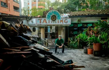 Félix Barrientos estudió diseño industrial en la Universidad Pontificia Bolivariana. La misma universidad en la que hoy es profesor en los cursos de iniciación al tatuaje. FOTO: Camilo Suárez
