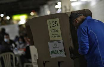 Los colombianos se acercan a las urnas en una jornada que durará de 8 am a 4 pm.