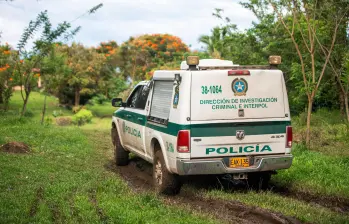 Los agentes de la Sijín de la Policía Metropolitana realizaron la inspección al cuerpo del hombre decapitado y apuñalado con sevicia en el Cerro Quitasol, de Bello. FOTO: ARCHIVO