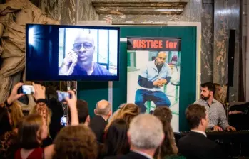 En la pantalla Keth LaMar atiende una llamada mientras Albert Marquès toca un piano. Foto: AFP