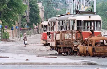 Durante el asedio de Sarajevo, entre 1992 y 1995, miles de civiles quedaron atrapados bajo el fuego de francotiradores apostados en las colinas. FOTO: AFP. 