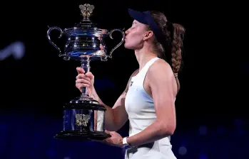 Elena Rybakina besando el trofeo que la acredita como campeona del Abierto de Australia, tras vencer a la favorita Aryna Sabalenka y confirmarse nuevamente en la élite del tenis mundial. FOTO GETTY 